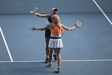 Video - Sestřih zápasu Siniaková, Krejčíková/Kichenok, Ostapenko - semifinále Turnaje mistryň