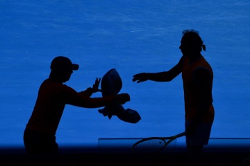 Video - Rafael Nadal odvrátil mečbol, aby nakonec zvítězil a udržel šanci na postup